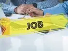 Praca Piaseczno - napis job na tle biurka, przy którym dwie osoby omawiają raporty