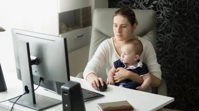 Praca Wałbrzych kobieta przy komputerze z dzieckiem na kolanach