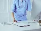 Asystent medyczny podczas pracy przy komputerze
