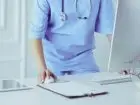 Asystent medyczny podczas pracy przy komputerze