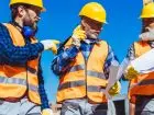 Praca Grodzisk Mazowiecki - 3 mężczyzn pracowników budowlanych w odzieży ochronnej