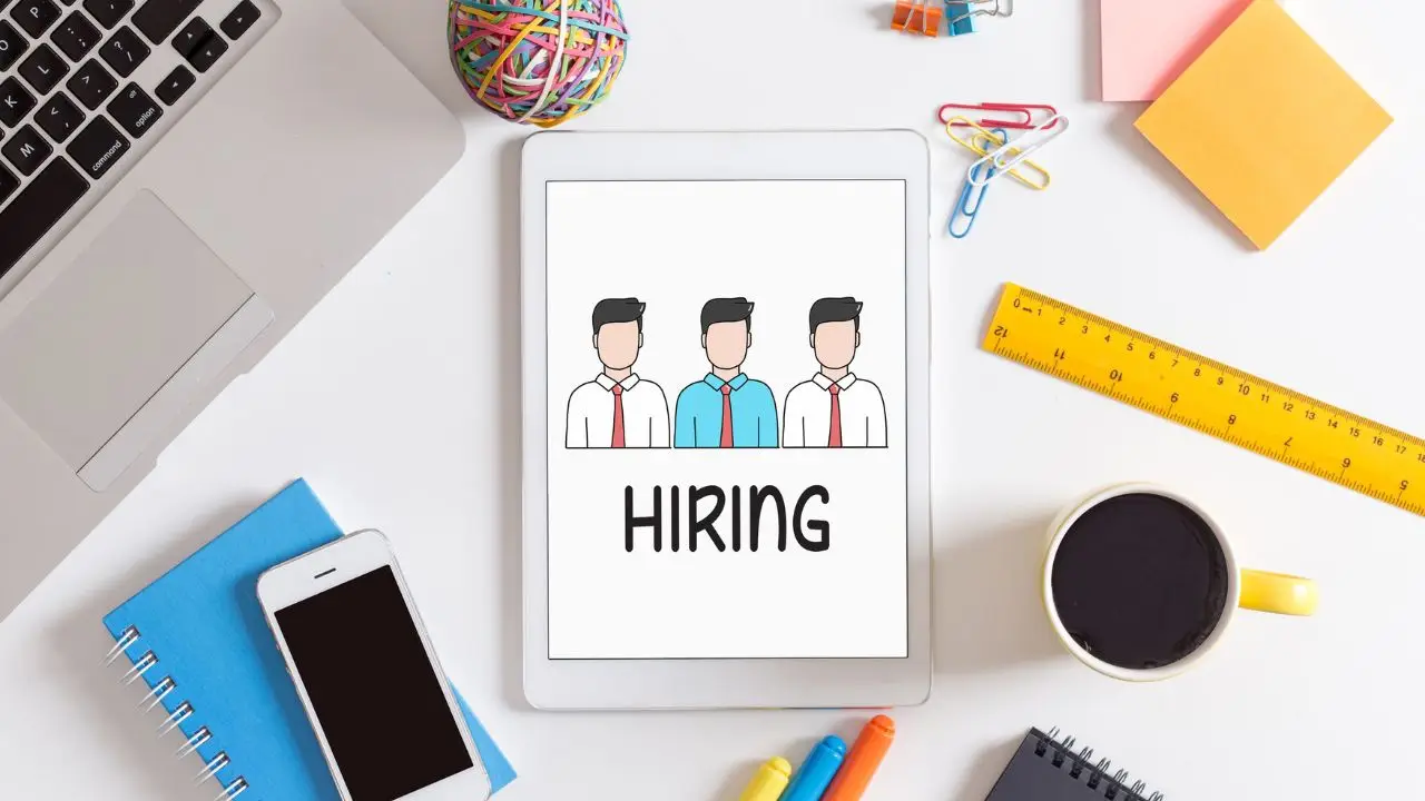 Praca Kwidzyń - napis hiring na tablecie