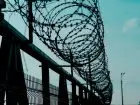 Zakład penitencjarny - drut kolczasty na płocie