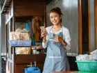Praca Ciechanów - kobieta pracująca w piekarni