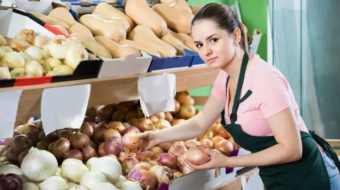 Praca Jeronimo Martins - kobieta ukłądająca owoce i warzywa w sklepie
