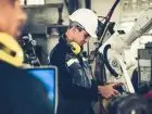 Programowanie CNC - programista maszyn CNC w trakcie pracy
