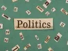Politologia - napis politics na zielonym tle
