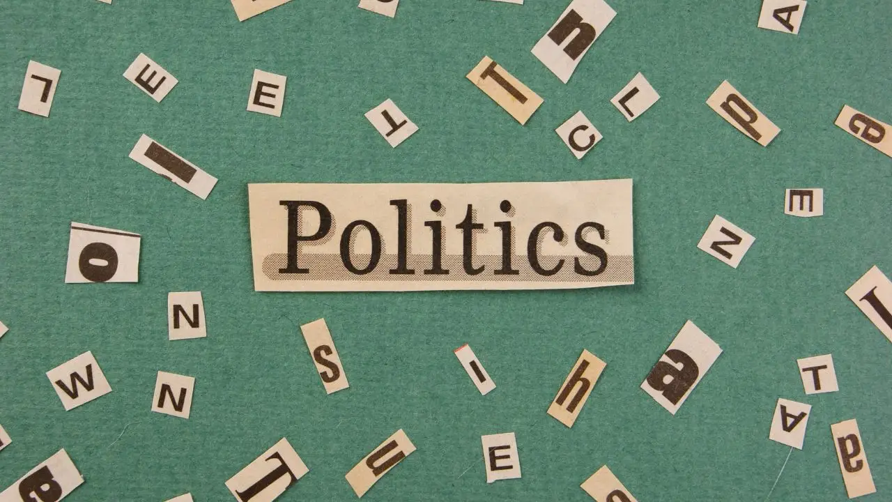 Politologia - napis politics na zielonym tle