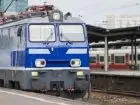 Praca PKP Cargo - niebieski pociąg na stacji
