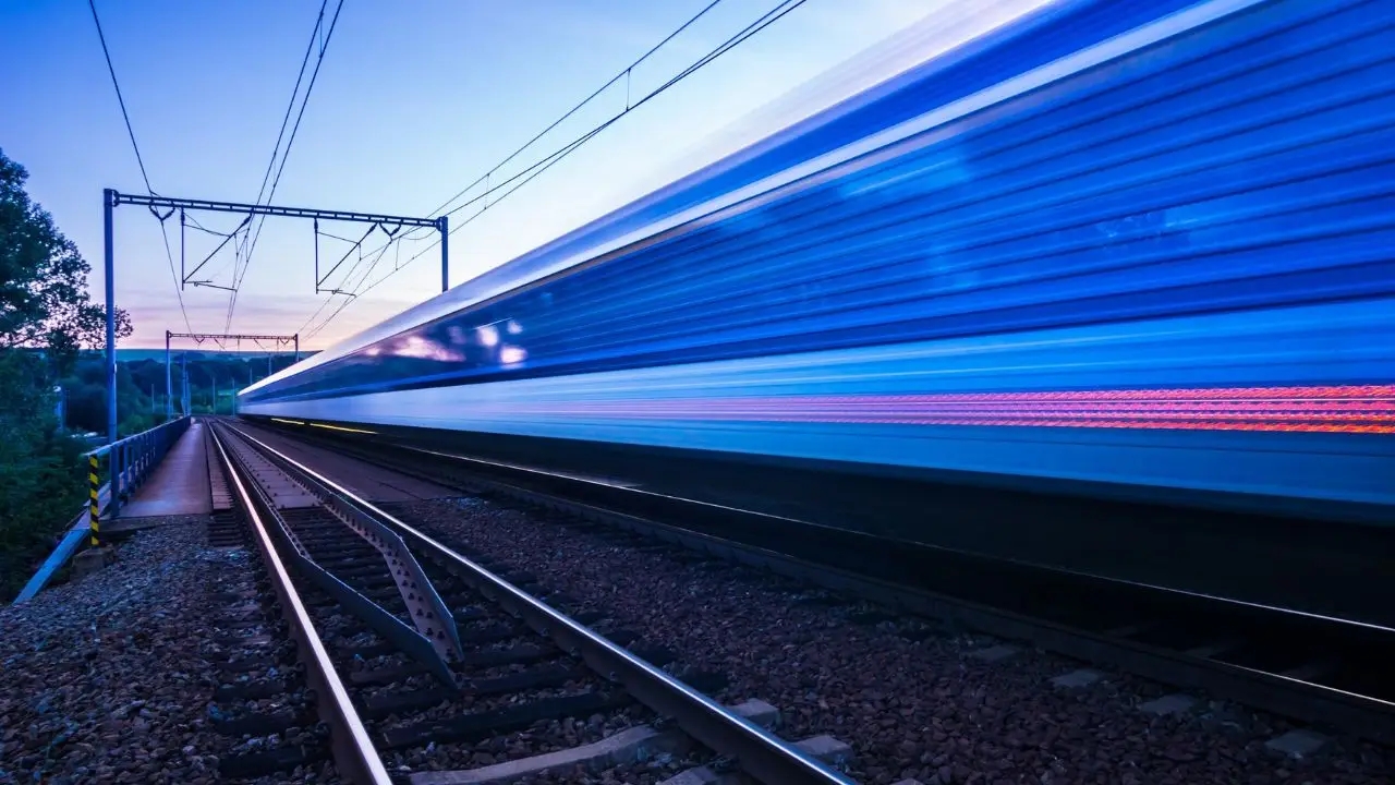 Praca PKP Cargo - szybko jadący pociąg