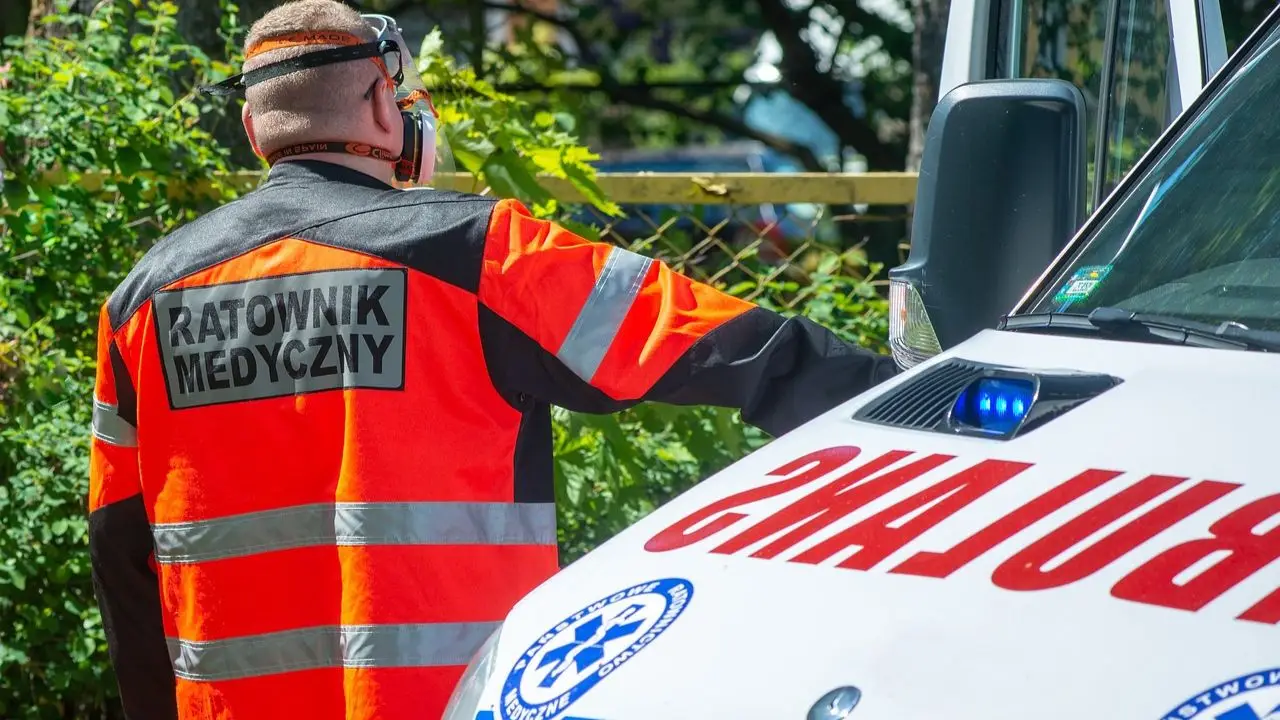 Ratownictwo medyczne - ratownik medyczny przy karetce