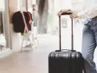 turystyka-co-robic-po-studiach - osoba trzymająca walizkę