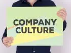 Kultura pracy - mężczyzna trzymający w rękach napis company culture