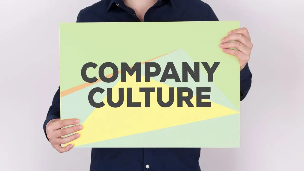 Kultura pracy - mężczyzna trzymający w rękach napis company culture