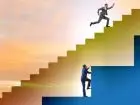 Co wpływa na awans w pracy - grafika przedstawiająca dwóch pracowników poruszających się na szczyt schodami o różnej wysokości