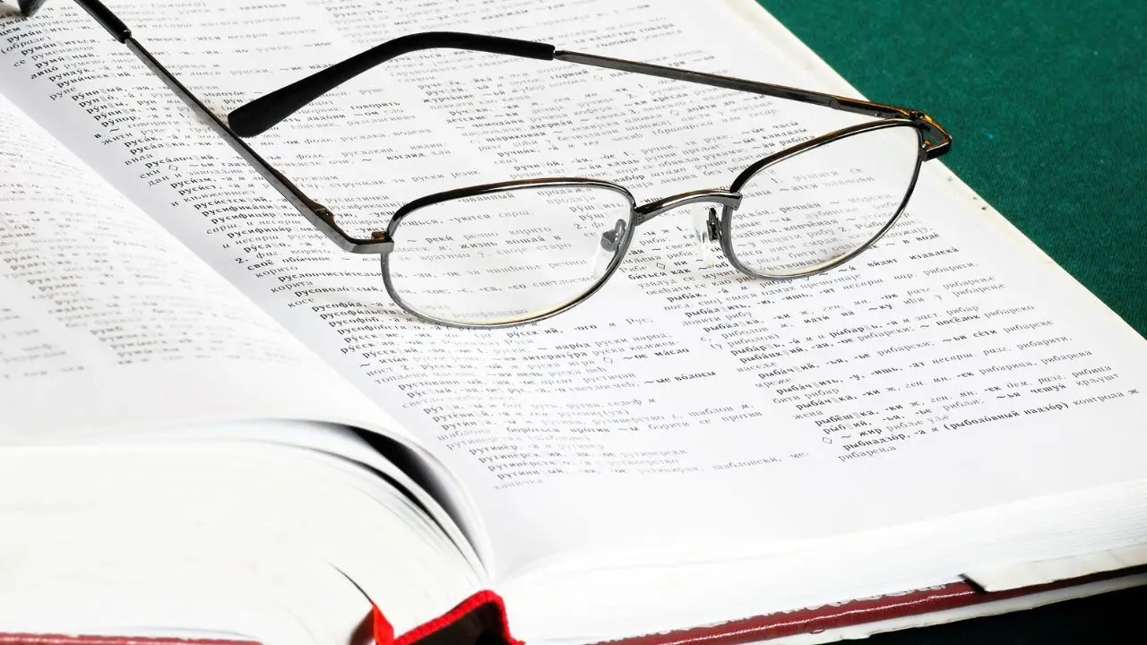 Filologia co robic po studiach - okulary na słowniku