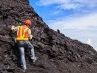 Geologia - geolog podczas pracy