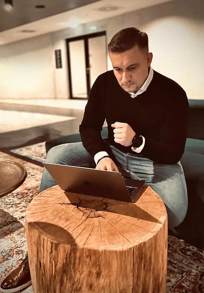 Grzegorz w pracy