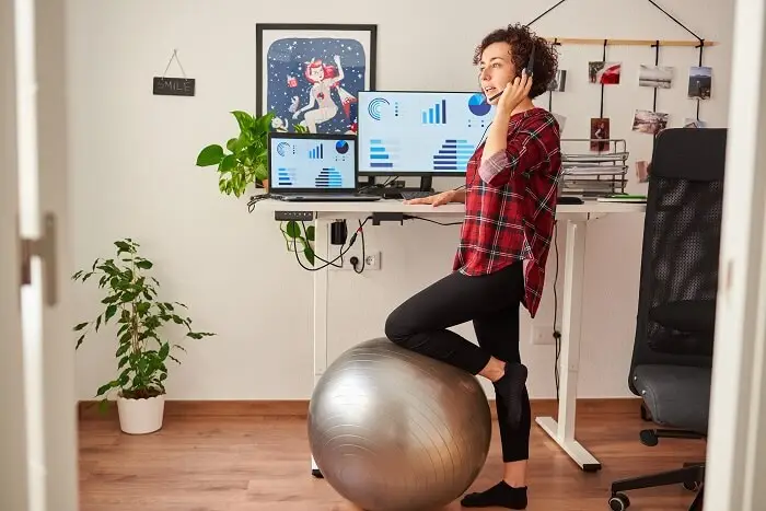 Kobieta pracująca w home office