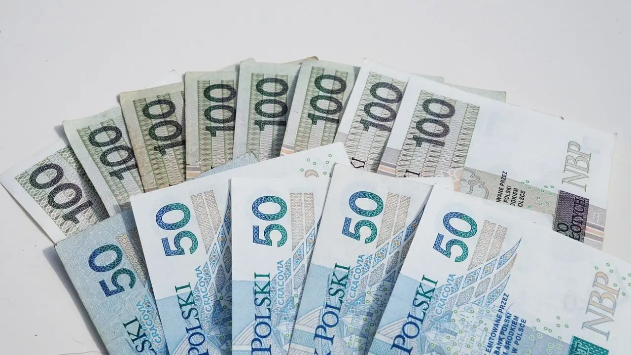 Pieniądze na blacie, polskie banknoty