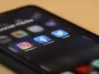 Smartfon z widocznymi ikonami aplikacji social media