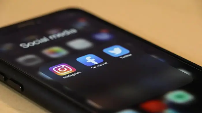Smartfon z widocznymi ikonami aplikacji social media