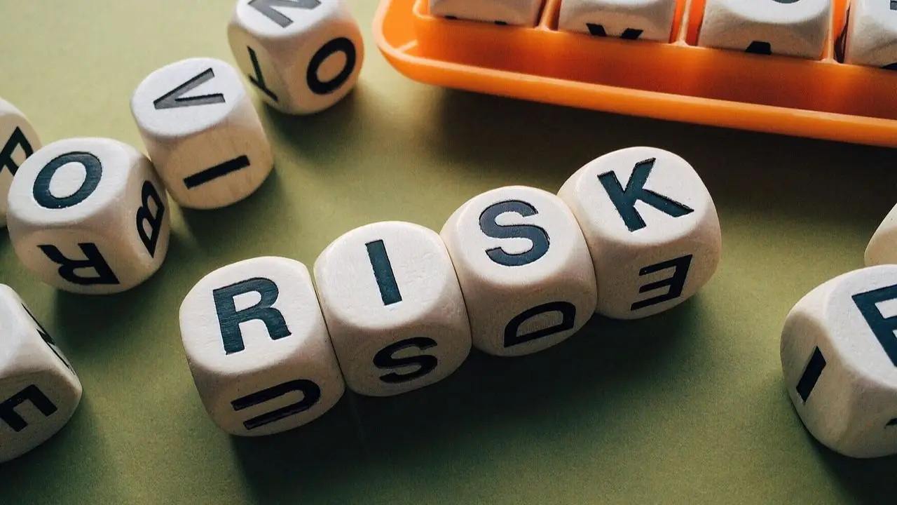 Jakie może być ryzyko - risk napis ułożony z kostek