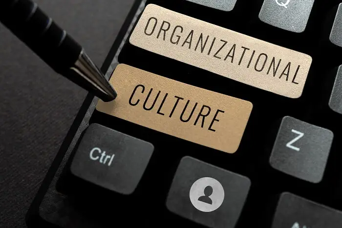 klawisze klawiatury z napisem "organizational culture"