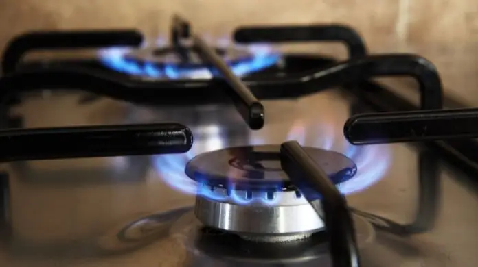 Obniżka cen gazu - dwa włączone palniki gazowe