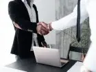 W jakim celu można tworzyć spółki osobowe - dwóch partnerów podających sobie dłoń w biurze