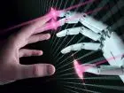Google zwalnia roboty - stykające się palcami dłonie człowieka i robota