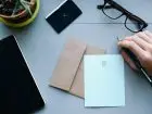 Biznes za niewielkie pieniądze - przybory biurowe na biurku