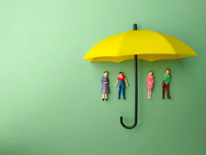 osoby pod parasolem