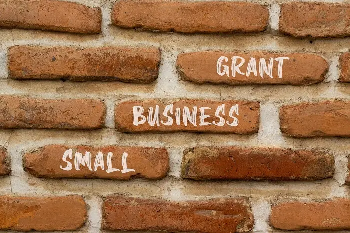 Cegły i mur z napisem "small business grant"