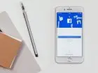 Telefon, długopis i notes postawione na biurku