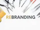 Grafika przedstawiająca napisa "rebranding" otoczony metalowymi narzędziami
