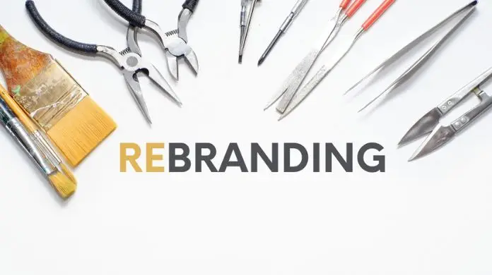 Grafika przedstawiająca napisa "rebranding" otoczony metalowymi narzędziami