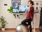 Kobieta pracująca z domu podparta na piłce do ćwiczeń
