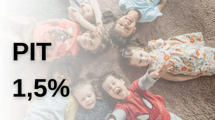 Napis "PIT, 1,5%" na tle szczęśliwych dzieci