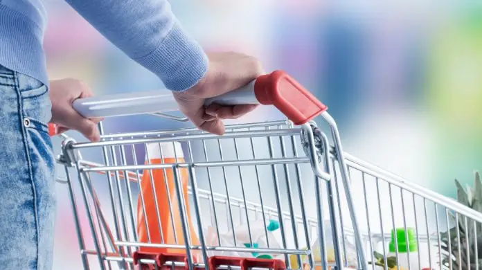 Kobieta prowadząca wózek sklepowy