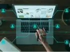 Ile kosztuje promocja firmy na Facebooku - laptop i ikonki ludzi w tle