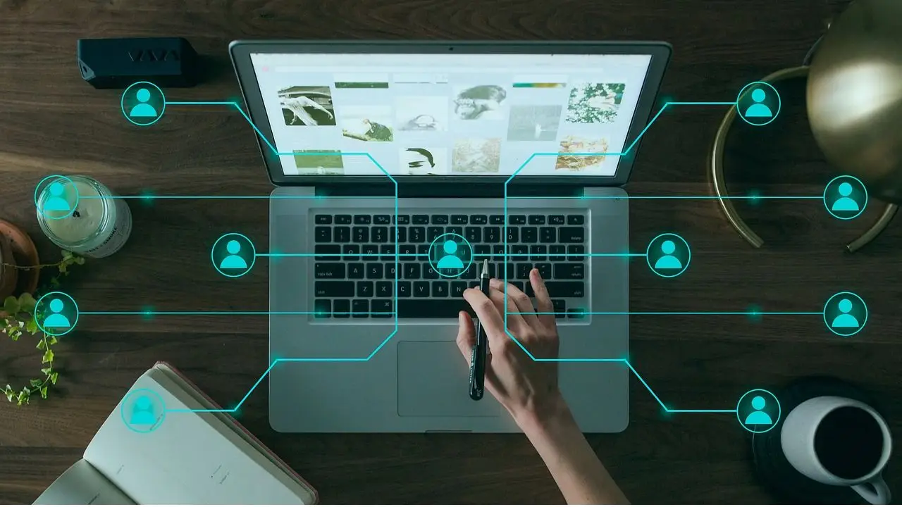 Ile kosztuje promocja firmy na Facebooku - laptop i ikonki ludzi w tle