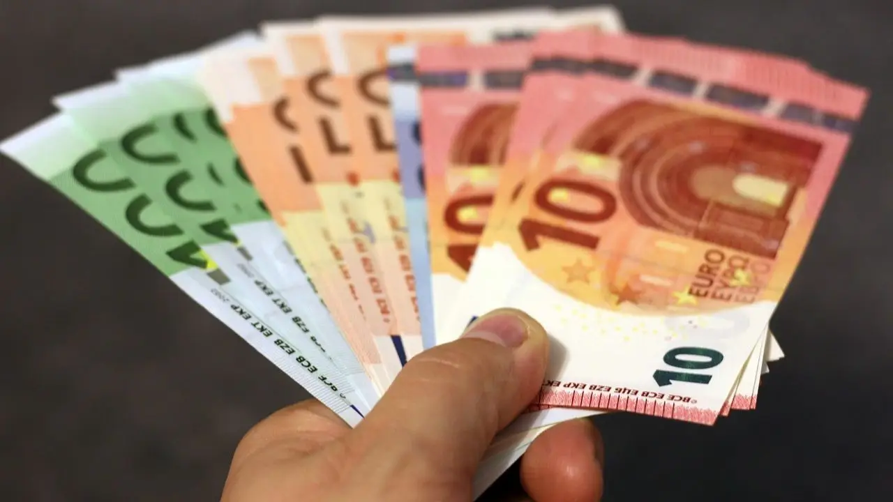 Na co fundusze unijne - banknoty euro w dłoni