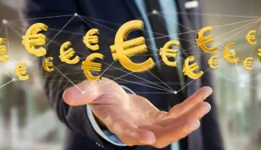 Na co mozna pozyskać fundusze unijne? Mężczyzna wyciagający dłoń w stronę znaków waluty euro