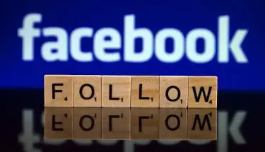Facebook i klocki z napisem "follow"