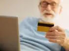 Nowe limity dorabiania do emerytur i rent od 1 czerwca - emeryt przy komputerze przeglądający swoją kartę płatniczą