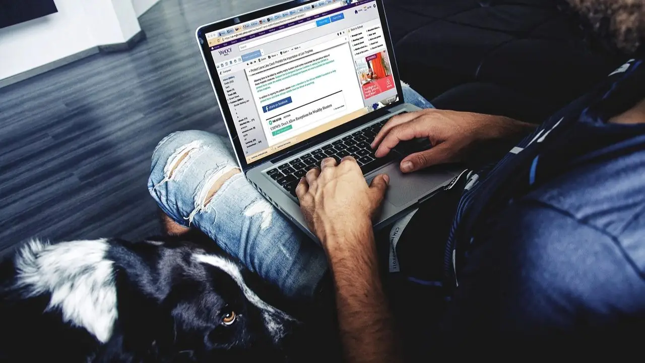 Prowadzenie fanpage firmy na laptopie