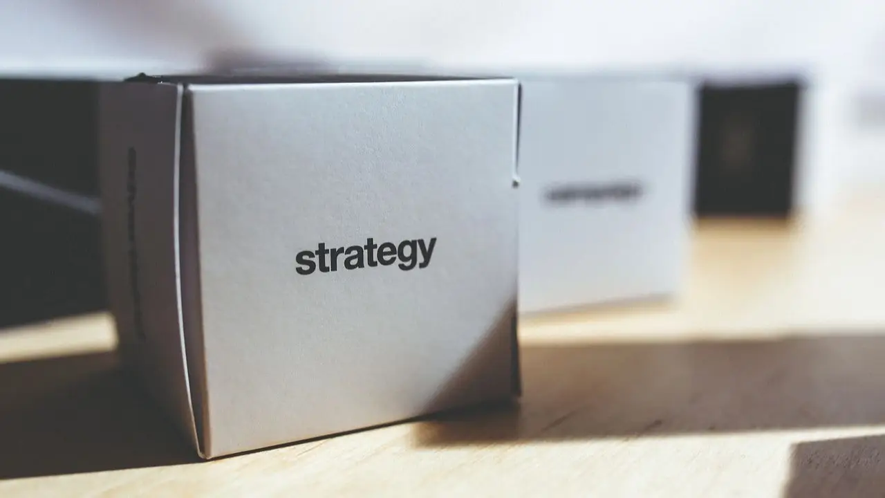 Rodzaje strategii - napis strategy na pudełku