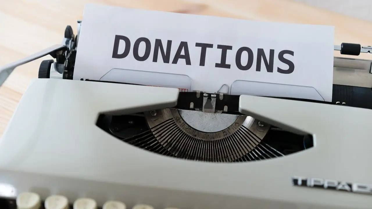 Zasiłek dla bezrobotnych waloryzacja 2025 - napis donations utworzony na maszynie do pisania