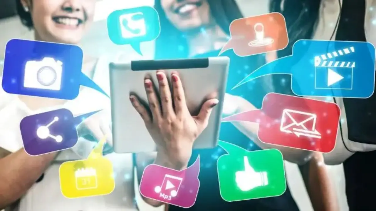 Jakie social media dla firmy - grafika przedstawiająca kobietę trzymającą tablet iw tle ikon social mediów